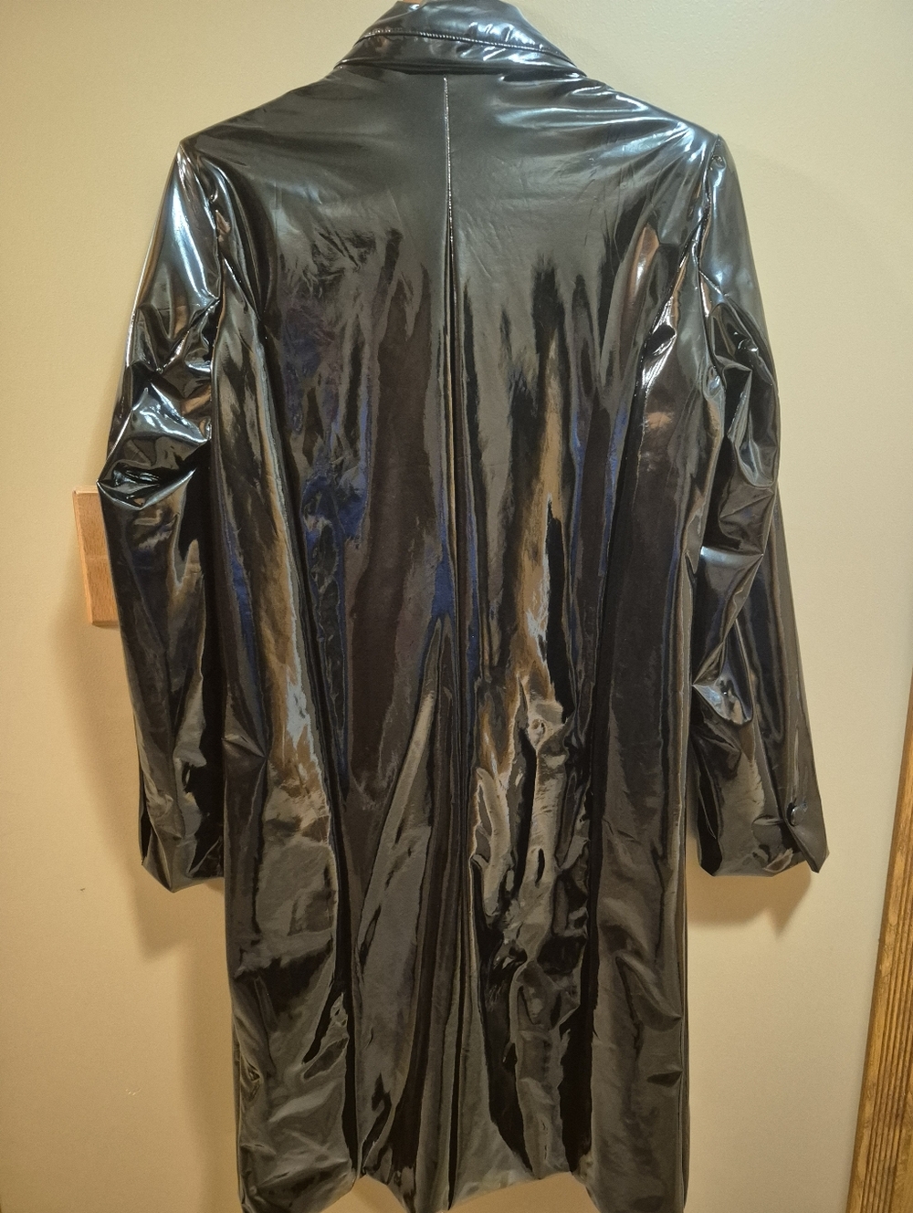 Shiny Black Trench Style Coat Size Medium BBJ Los Angeles - Picture 4 of 6